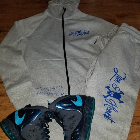 The whole sweatsuit not the sneakers - Picture 4 of 4